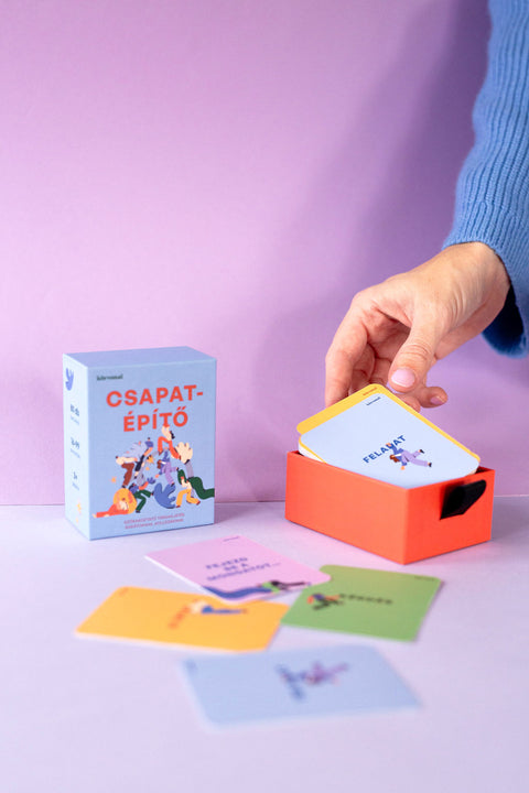 Csapatépítő: kártyahúzás a dobozból