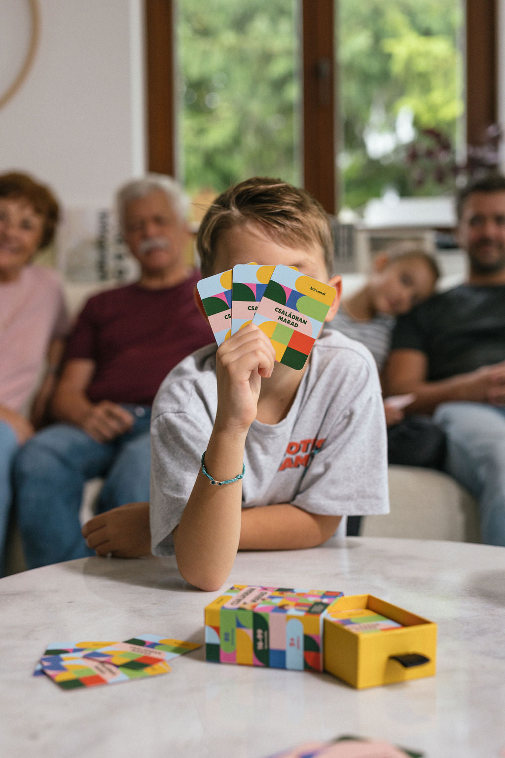 Egy család a nappaliban, a Családban Marad kártyáival